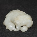 Antike Jade Schnitzerei Foo Dog mit Jungem